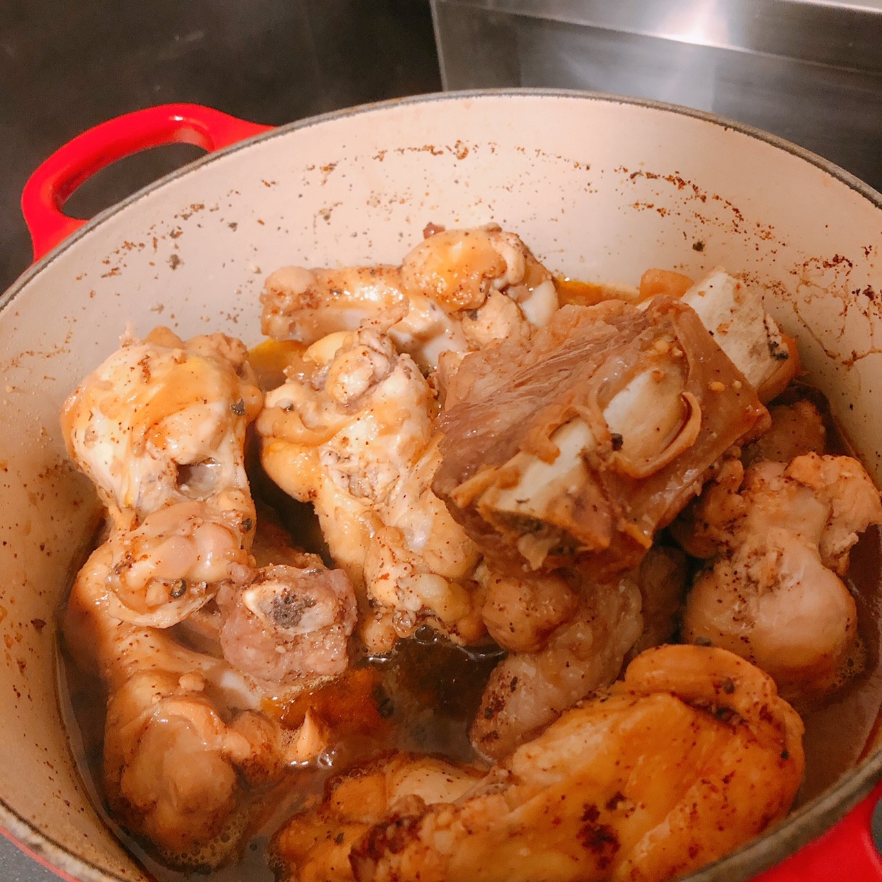 肉と材料をお鍋に入れるだけ！　フィリピンのおふくろの味「アドボー」