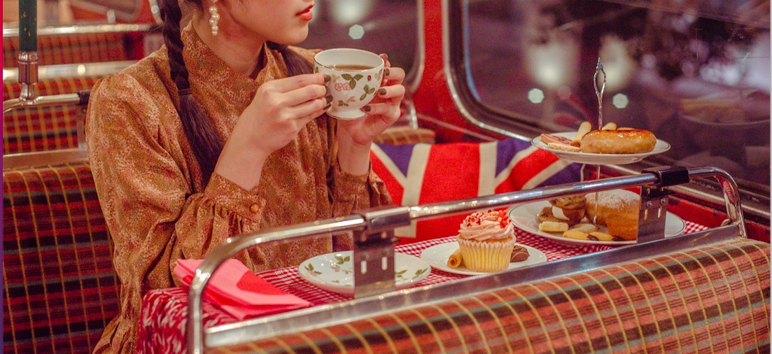 優雅にロンドンバスに乗って紅茶とスコーンを楽しもう！　「ヌン活」しながら東京の街をクルージング